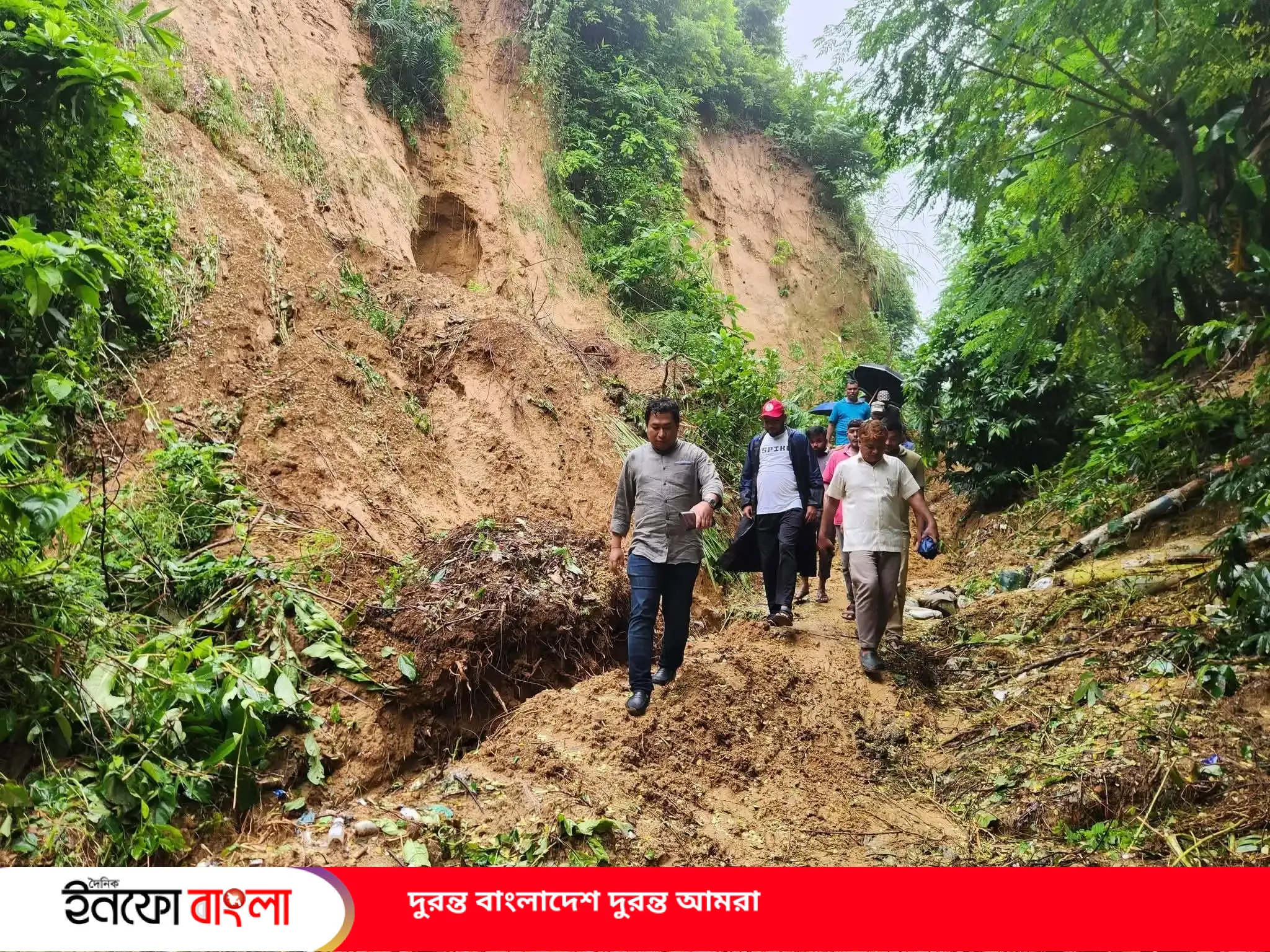 বৃষ্টিতে বিপর্যস্ত আনোয়ারায় ত্রাণ বিতরণ ও আশ্রয়কেন...