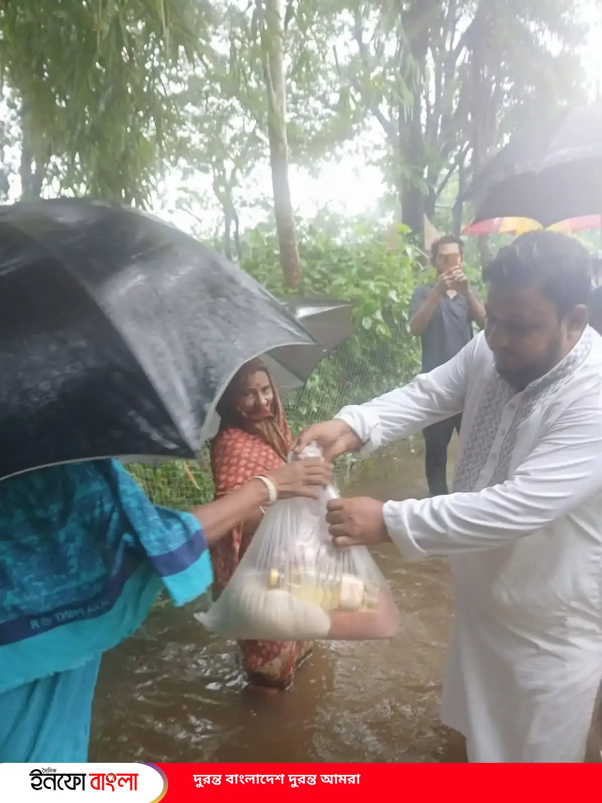 টানা বৃষ্টিতে পানিবন্দি ও ক্ষতিগ্রস্ত মানুষের মাঝে...