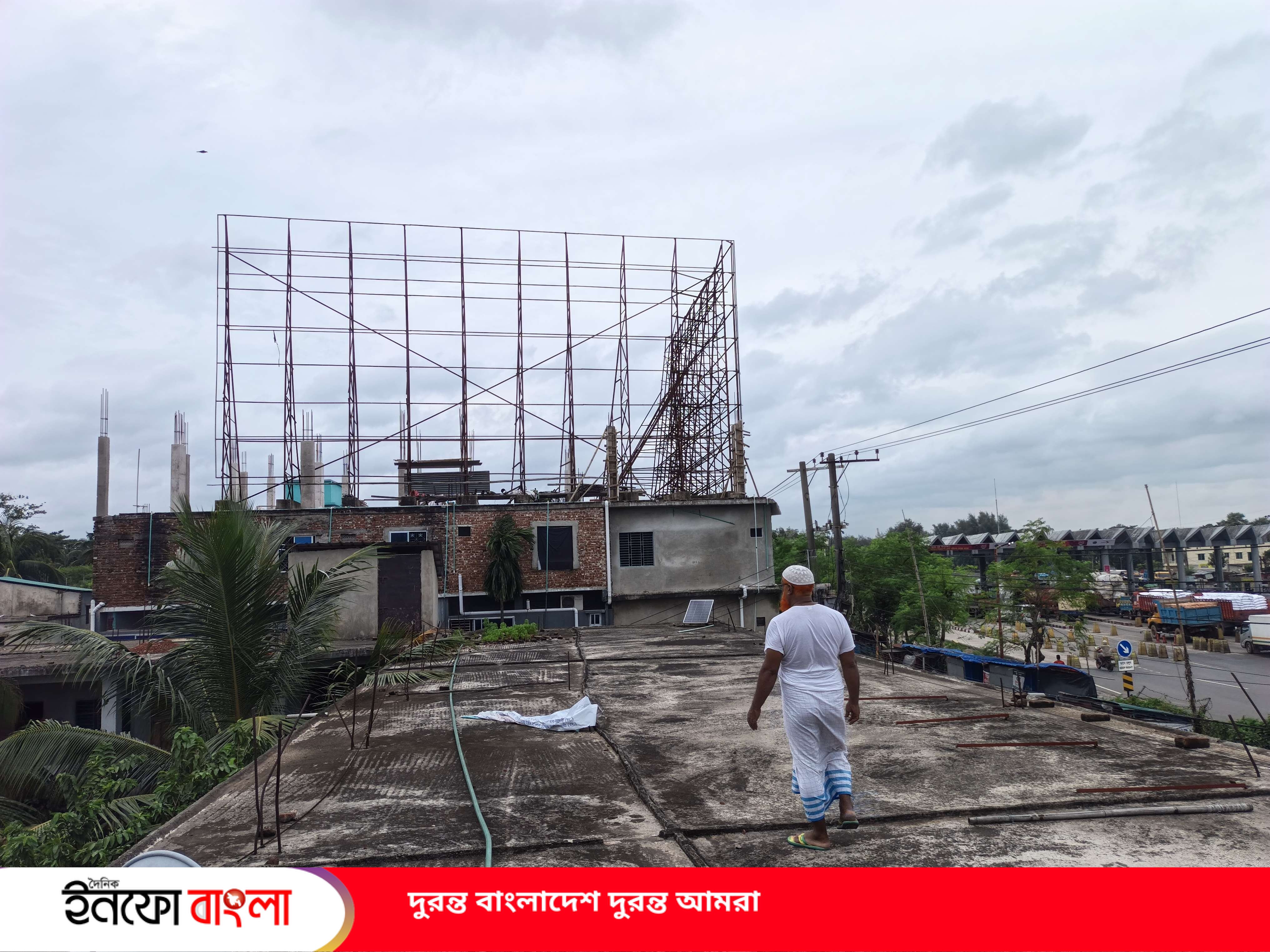 এতিমখানার গা ঘেঁষে ঝুঁকিপূর্ণ বিলবোর্ড, 